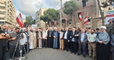 وقفة احتجاجية بالضاحية الجنوبية لبيروت استنكارا لاستمرار منع الرحلات الجوية بين ايران ولبنان