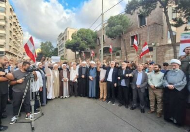 وقفة احتجاجية بالضاحية الجنوبية لبيروت استنكارا لاستمرار منع الرحلات الجوية بين ايران ولبنان