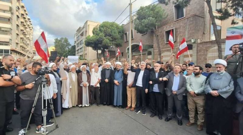 وقفة احتجاجية بالضاحية الجنوبية لبيروت استنكارا لاستمرار منع الرحلات الجوية بين ايران ولبنان